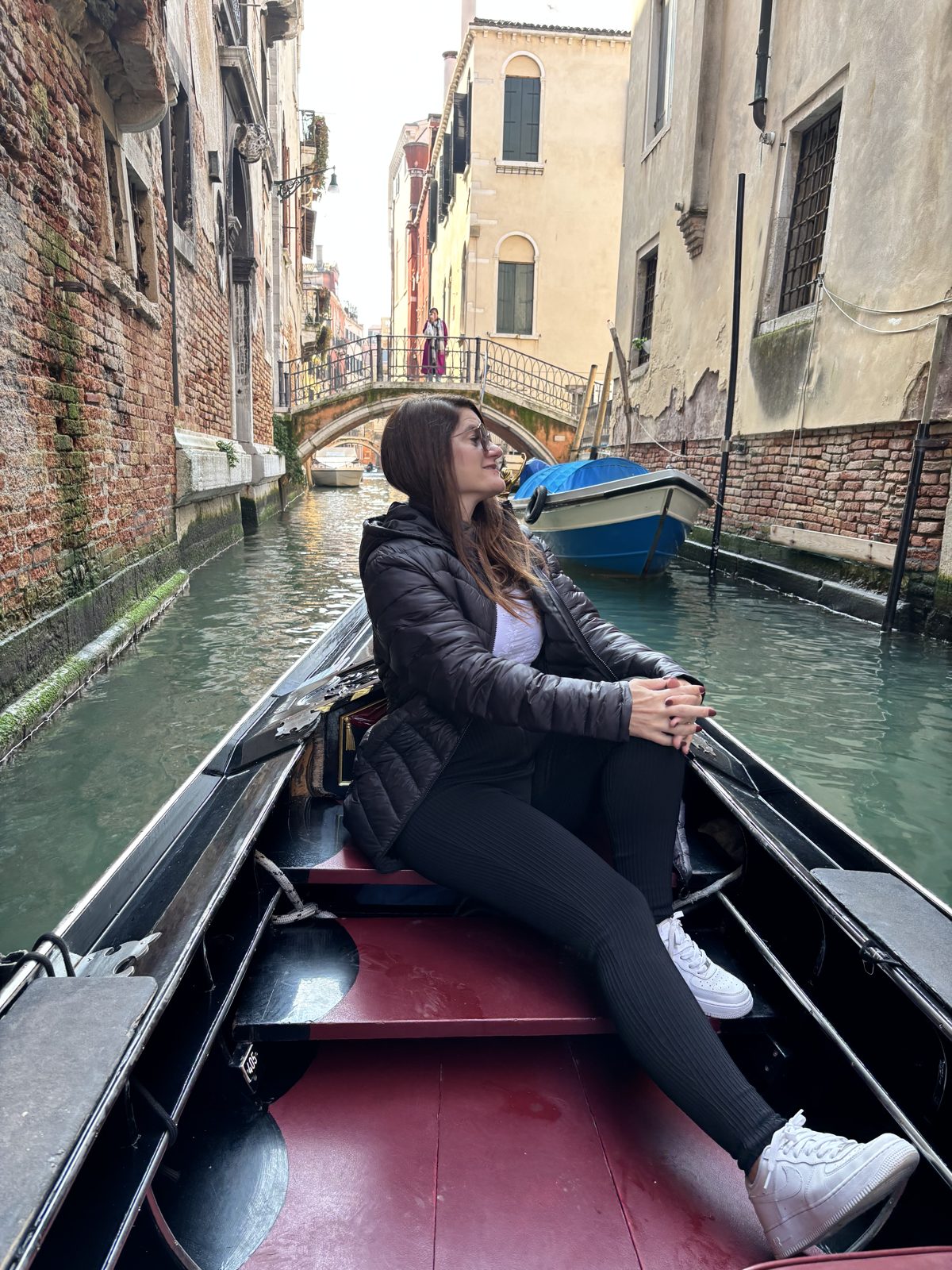 Alessandra Roveri passeando de gôndola em Veneza, Itália